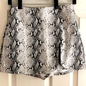 Cloud Ten Vanilla Sky Pleather Snakeskin Skort SM